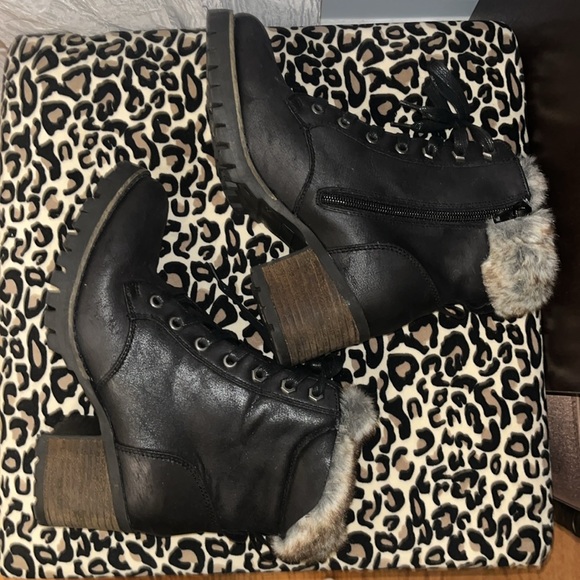 Steve Madden Black Booties With Faux Fur Ankle & Chunky Soles Distressed Look - Picture 4 of 10